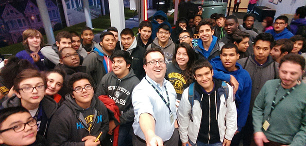 Un grupo de estudiantes haci&eacute;ndose un selfie